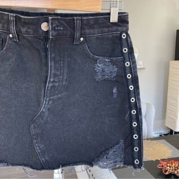💋NWOT Zara Black Denim Jean Metal Eyelet Side Stripe Distressed Rip Skirt XS - Picture 4 of 8